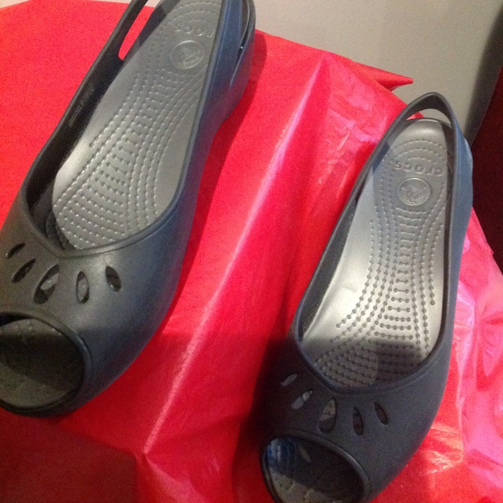 Black Crocs flats